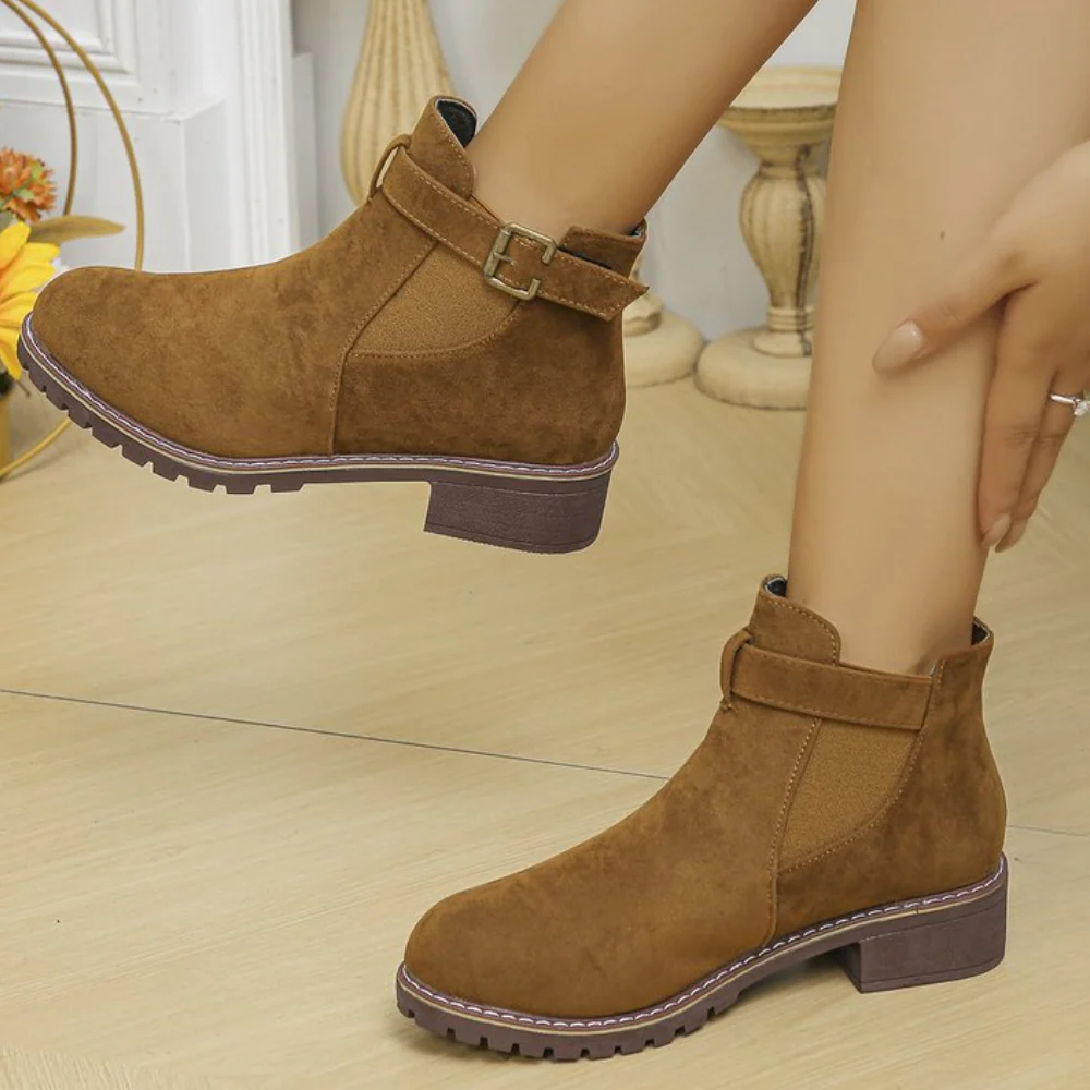 Bottines femme daim boucles talon carré