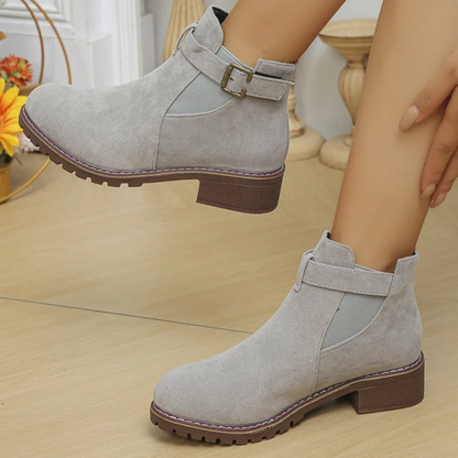 Bottines femme daim boucles talon carré