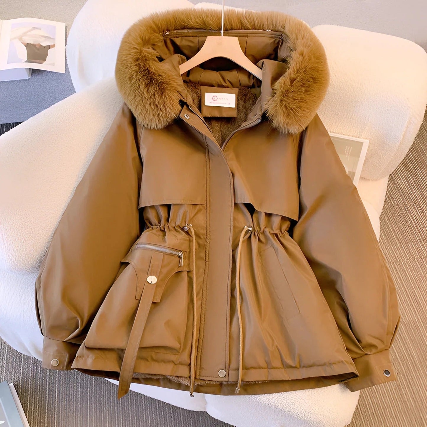 Manteau femme mi-long coupe cintrée capuche en fausse fourrure