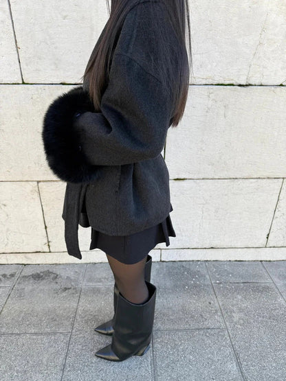 Manteau en laine stylé avec ceinture et détails en fausse fourrure