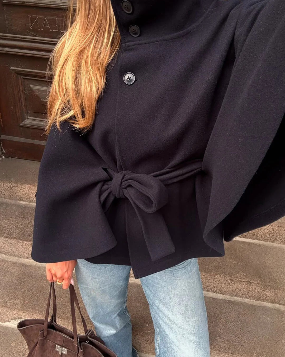 Stylische Cape Jacke Mit Gürtel und Taschen - IdealeKleiden