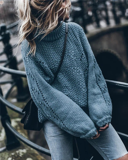 Robe grande taille en grosse maille col montant motif à œillets