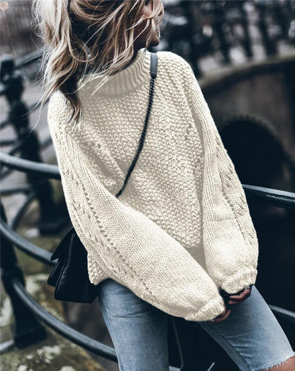 Robe grande taille en grosse maille col montant motif à œillets