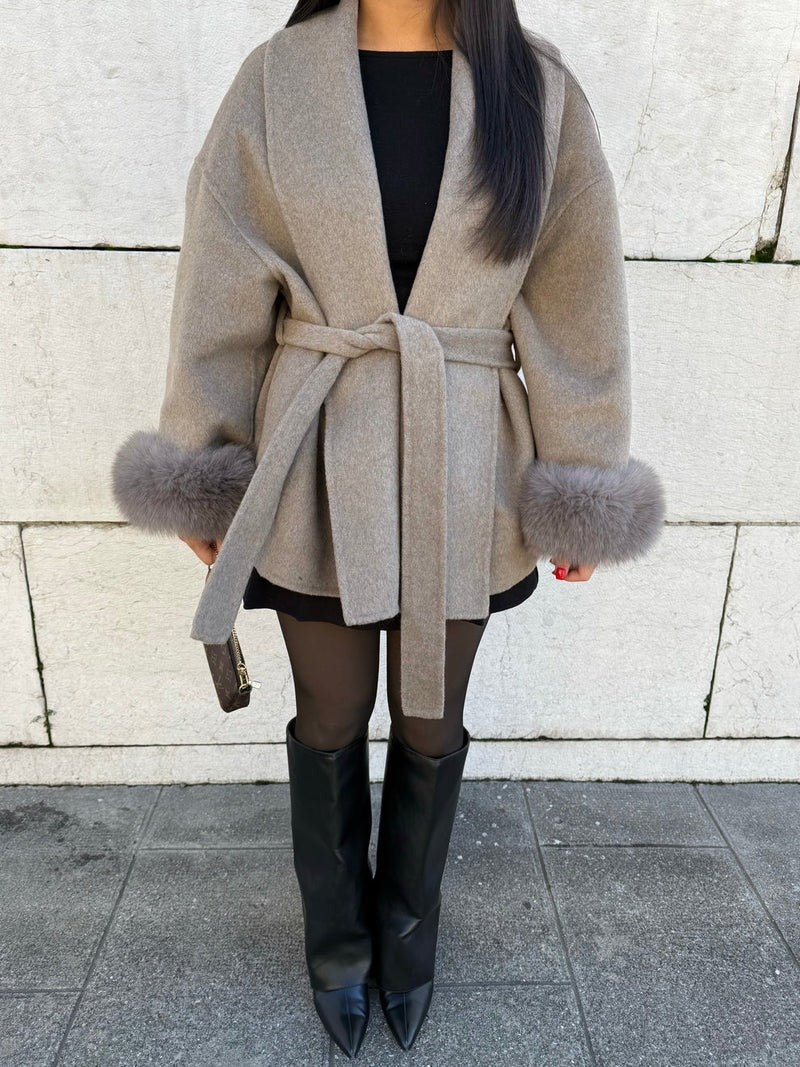 Manteau en laine stylé avec ceinture et détails en fausse fourrure