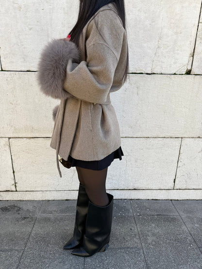 Stylischer Wollmantel mit Gürtel und Faux-Fell Details - IdealeKleiden