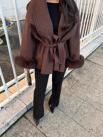 Manteau en laine stylé avec ceinture et détails en fausse fourrure