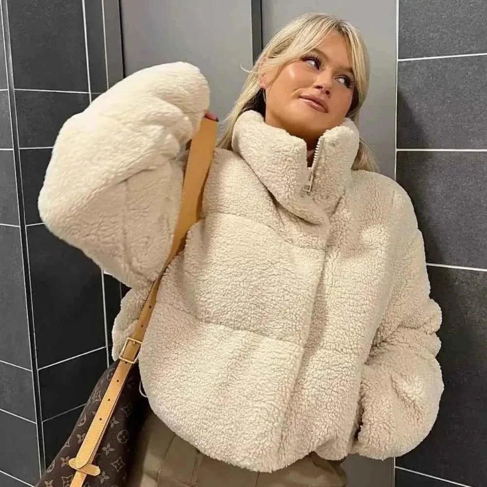 Kuschelweiche Oversize Teddyjacke mit Stehkragen - IdealeKleiden