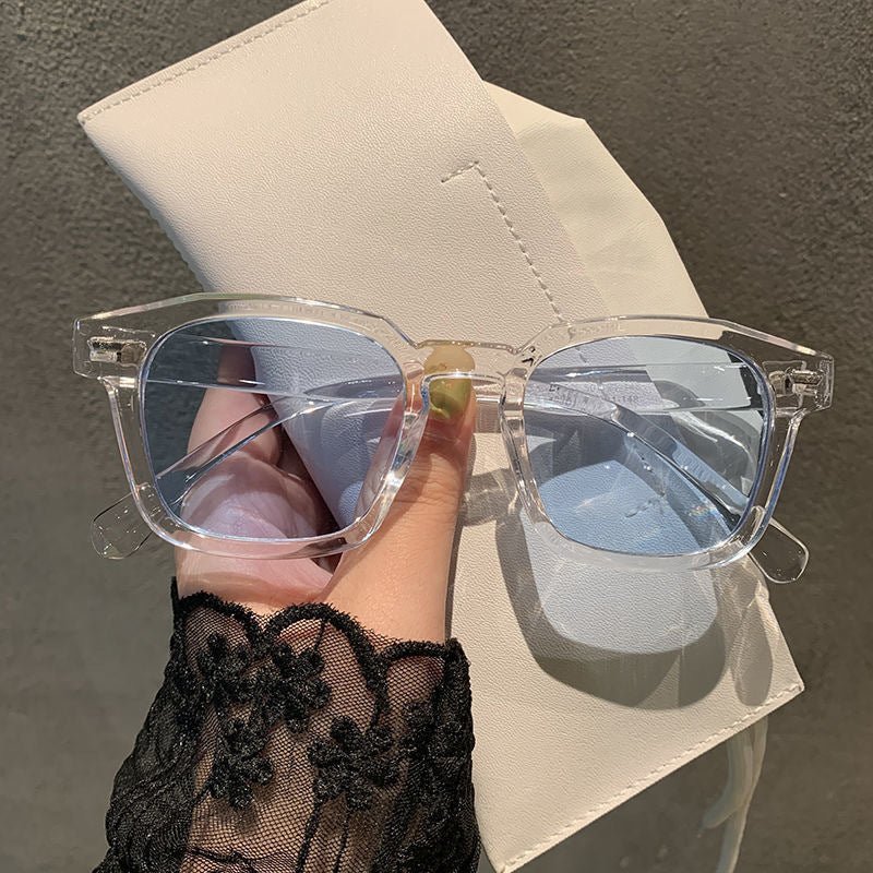 Lunettes modernes pour femme de forme carrée aux couleurs pastel