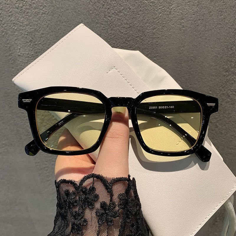 Lunettes modernes pour femme de forme carrée aux couleurs pastel
