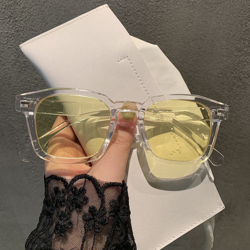 Lunettes modernes pour femme de forme carrée aux couleurs pastel