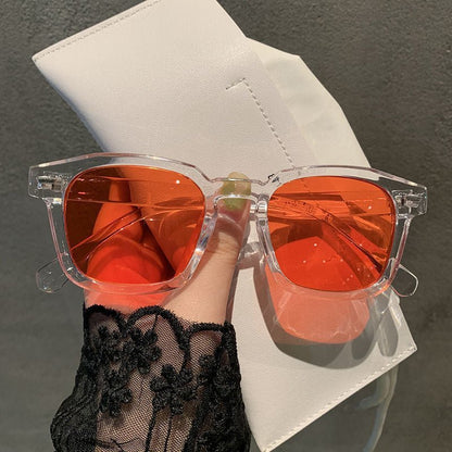 Lunettes modernes pour femme de forme carrée aux couleurs pastel