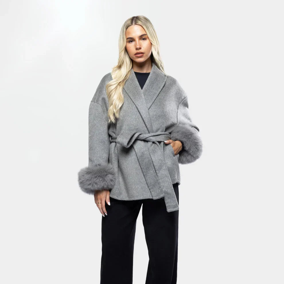 Élégante veste en laine avec ceinture et poignets en fausse fourrure