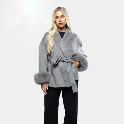 Élégante veste en laine avec ceinture et poignets en fausse fourrure