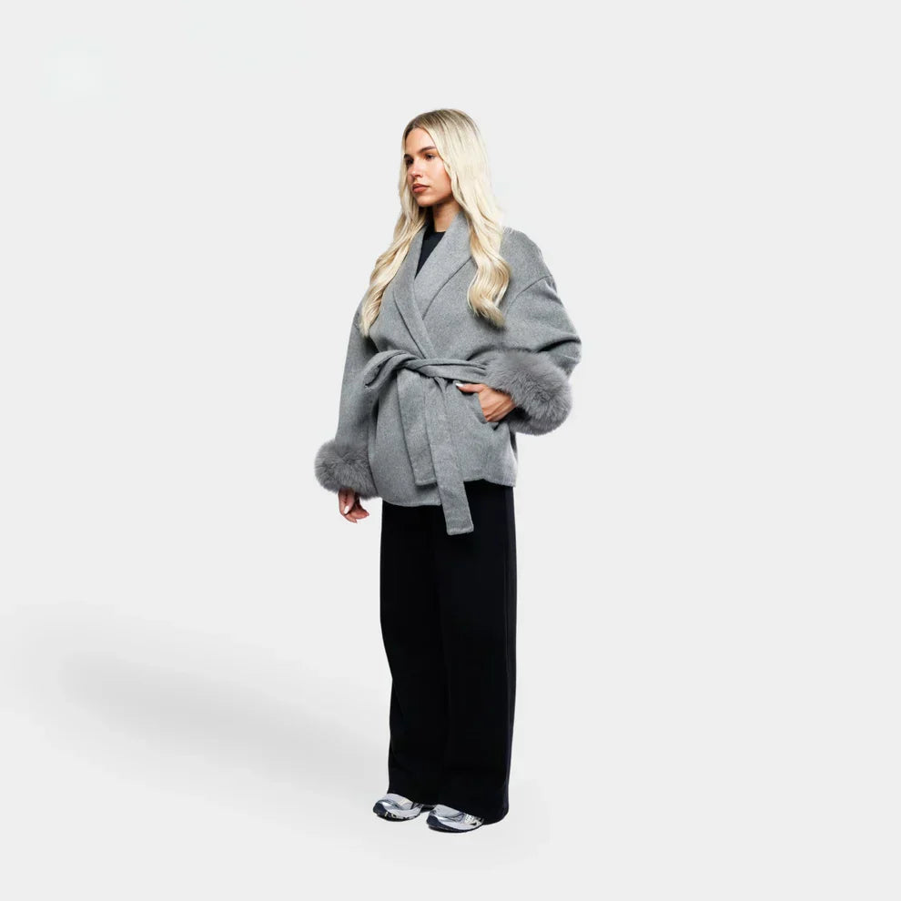 Elegante Wolljacke mit Gürtel und Kunstpelz Manschetten - IdealeKleiden