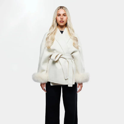 Élégante veste en laine avec ceinture et poignets en fausse fourrure