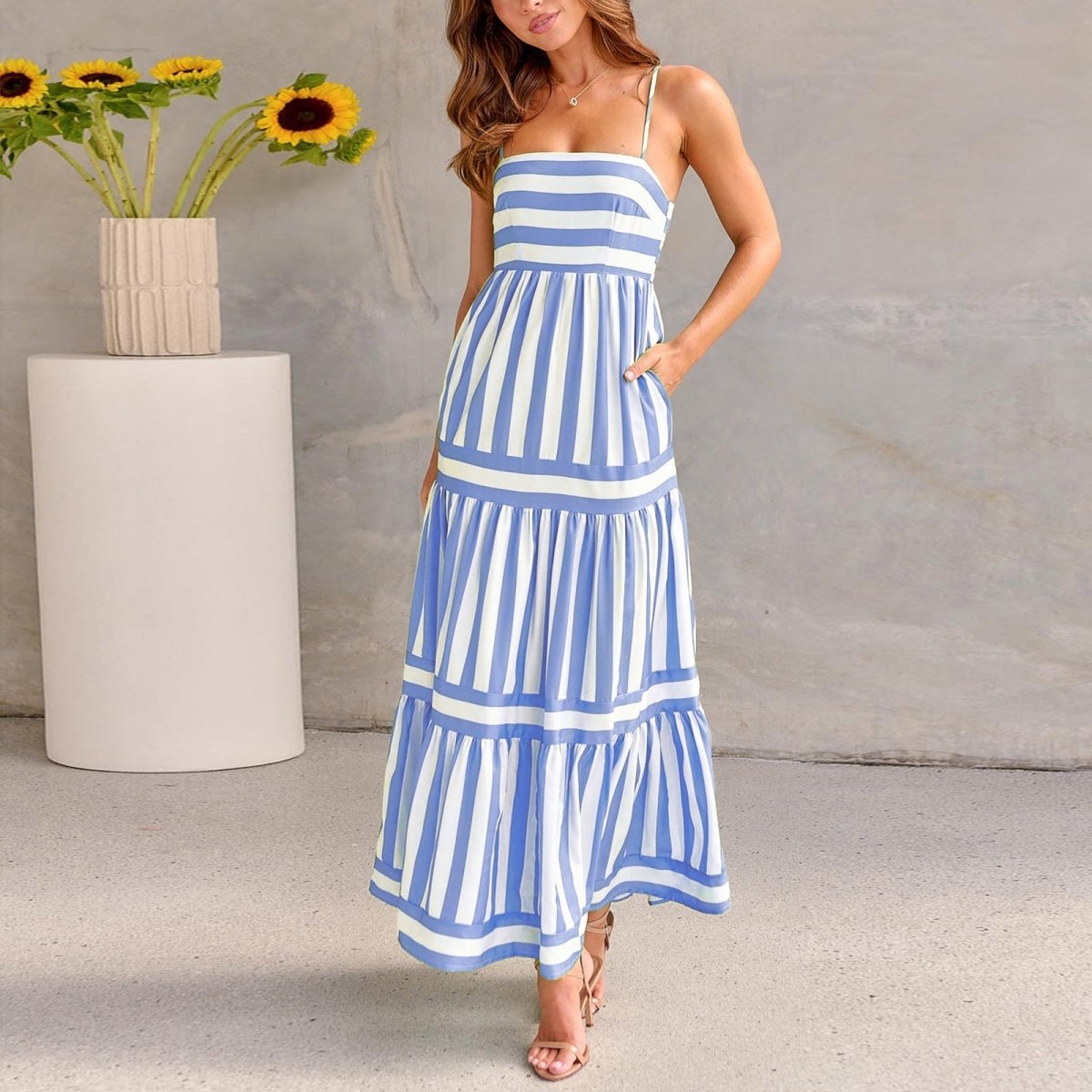 Robe longue d'été bleu marine rayée avec jupe en dentelle