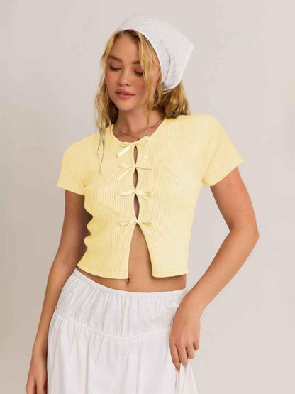 Haut court à manches courtes avec liens en satin pour femme