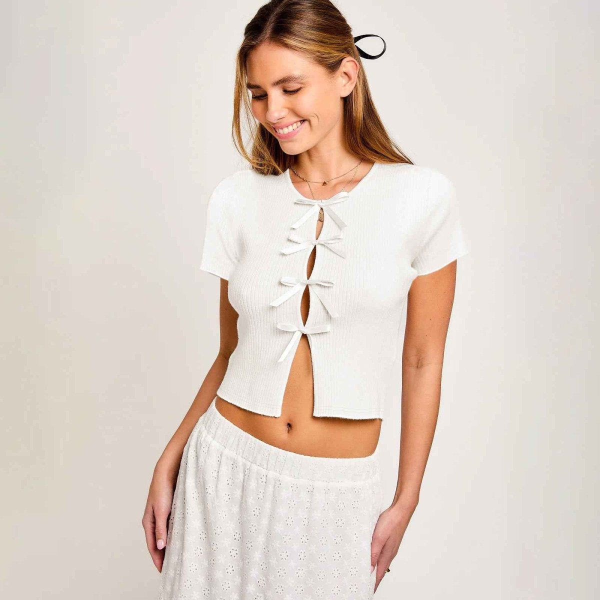 Haut court à manches courtes avec liens en satin pour femme