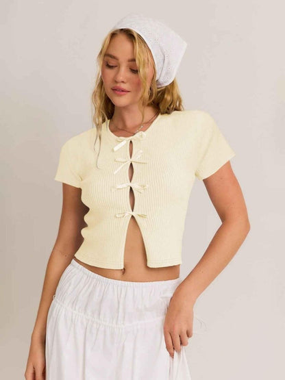 Haut court à manches courtes avec liens en satin pour femme