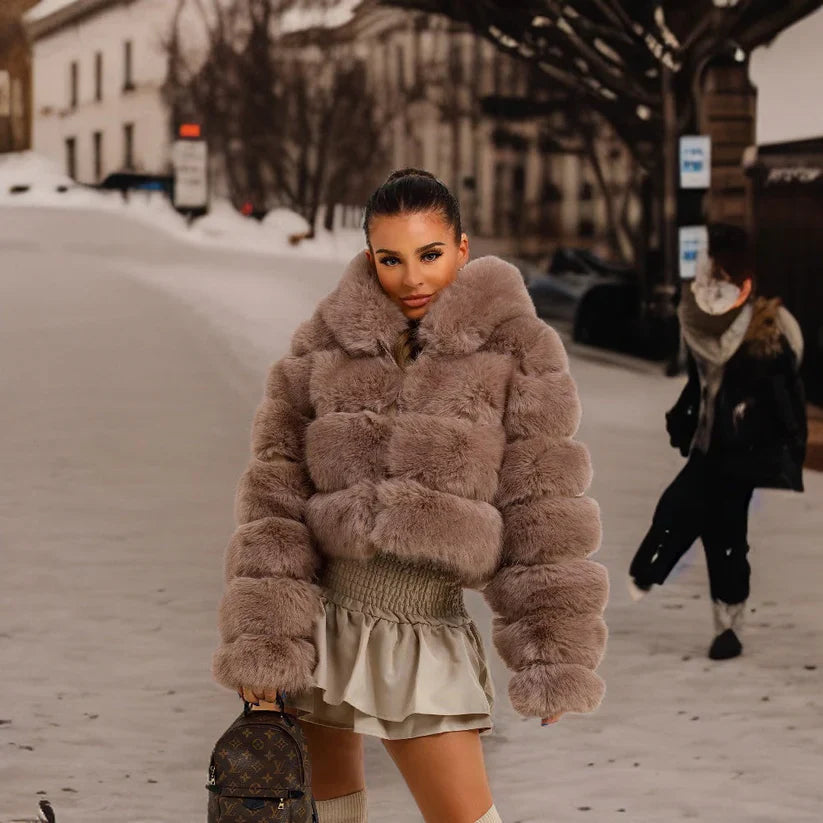 Manteau d'hiver élégant femme moderne