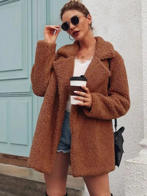 Manteau en peau d'agneau pour femme à grand col en V
