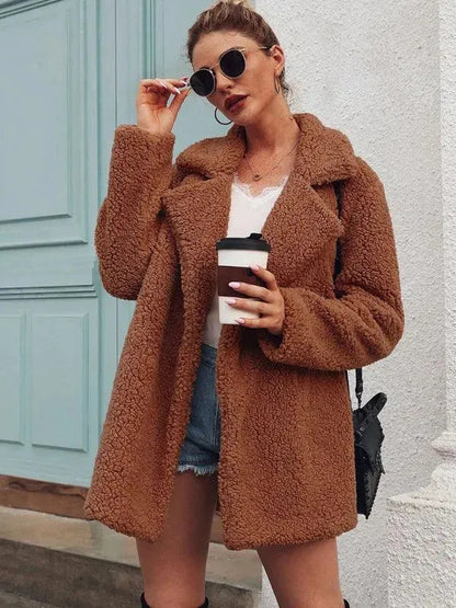 Manteau en peau d'agneau pour femme à grand col en V