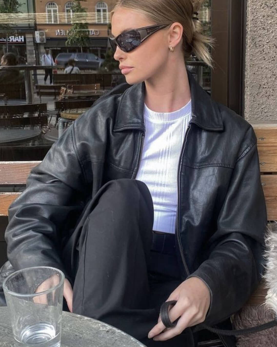 Blouson en cuir vegan noir élégant