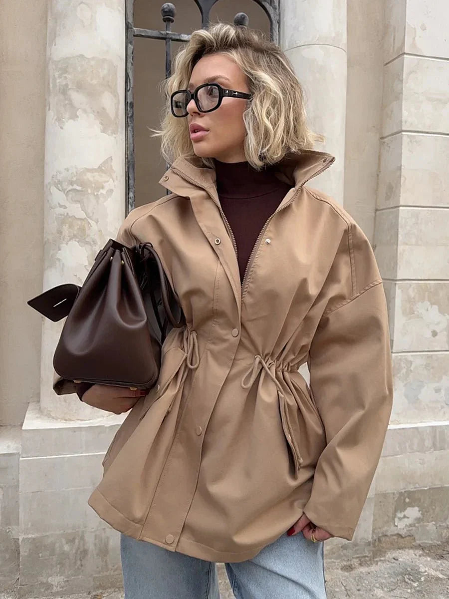 Trench-coat élégant avec cordon de serrage