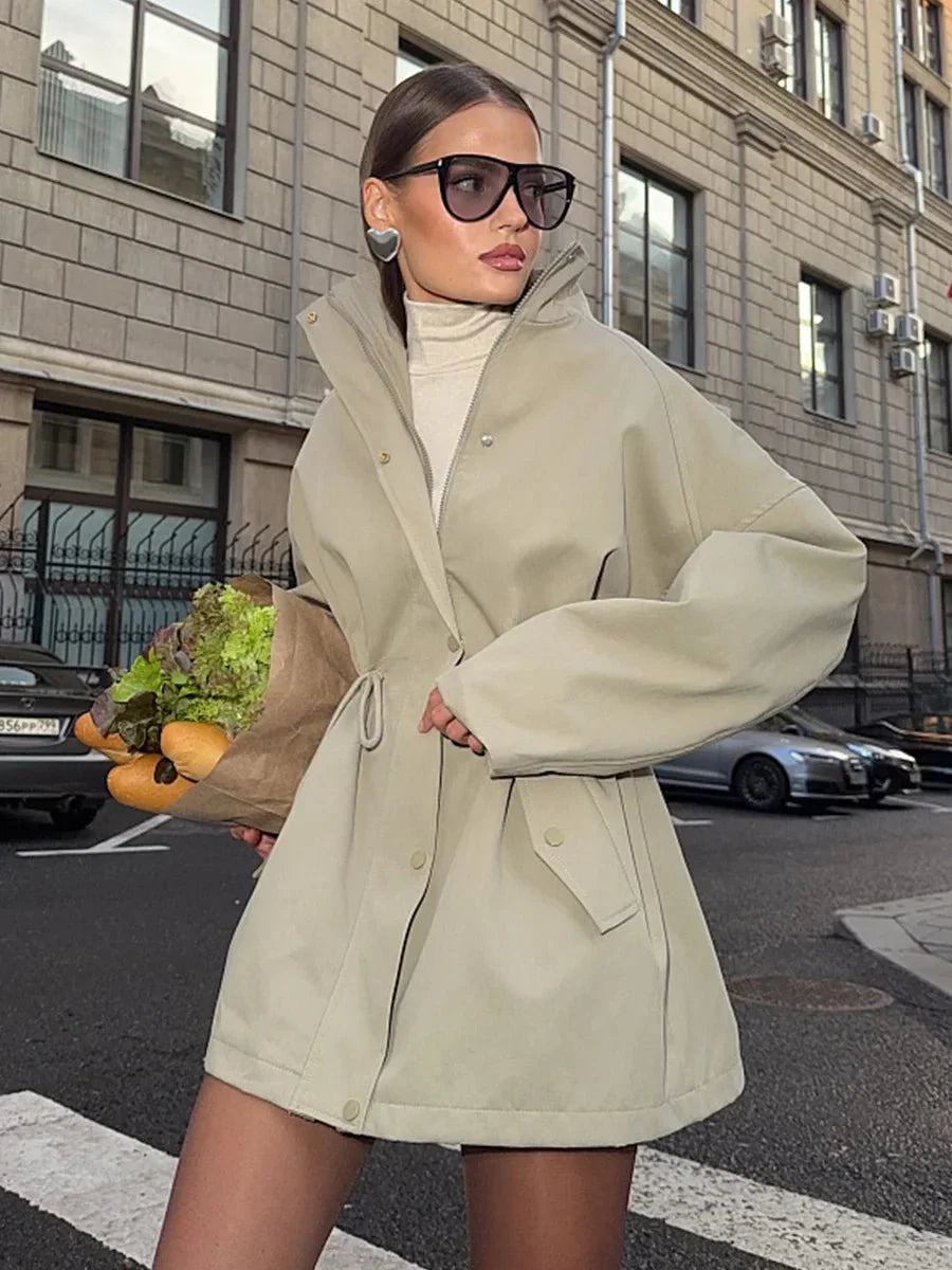 Trench-coat élégant avec cordon de serrage
