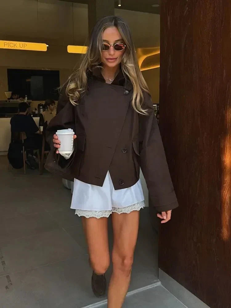 Trench-coat court tendance