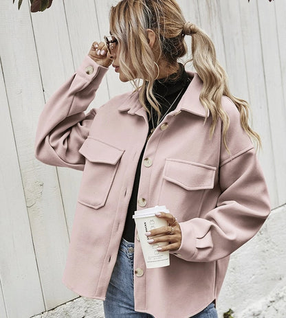 Veste courte élégante à boutons