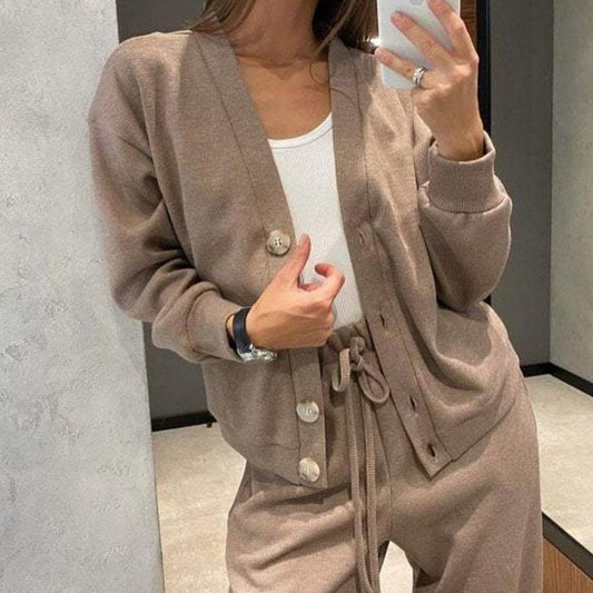 Zweiteiliges Business Outfit: Strickjacke mit Knöpfen und passender Anzughose - IdealeKleiden