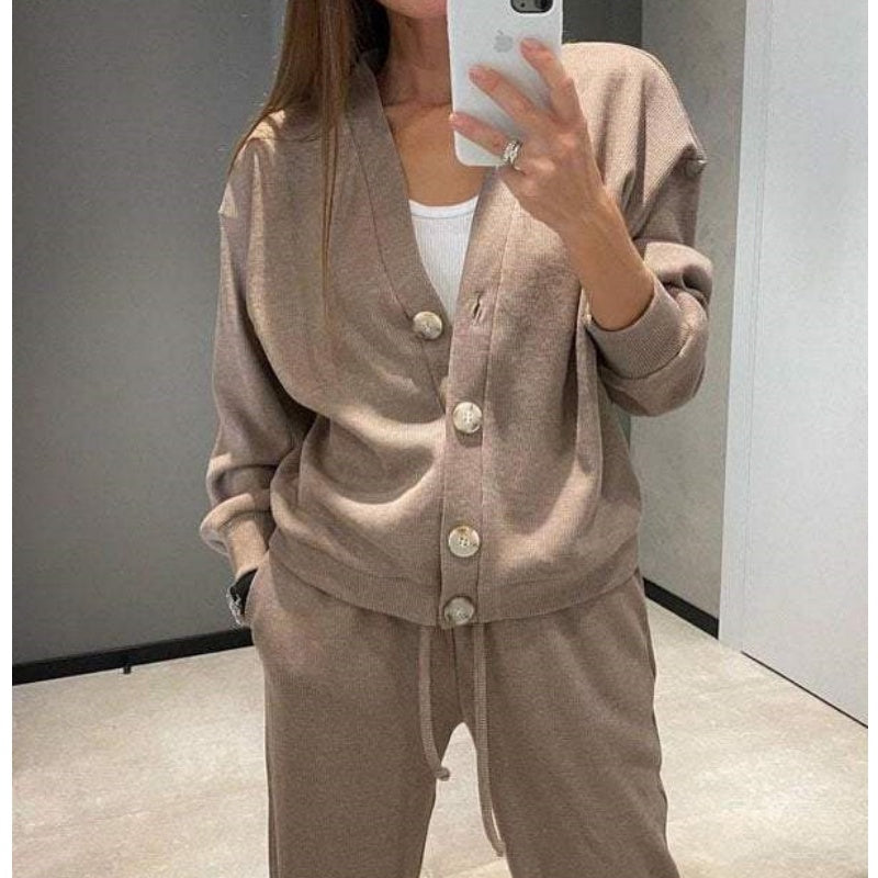 Ensemble de bureau deux pièces : cardigan boutonné et pantalon de costume assorti
