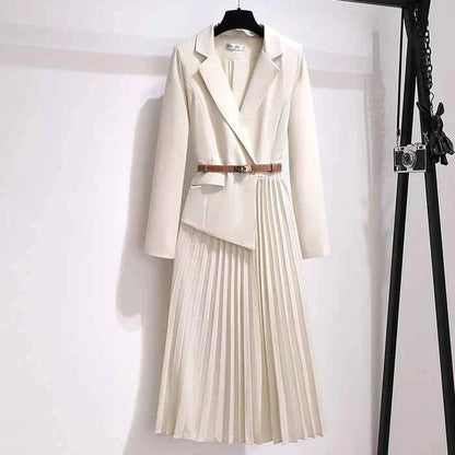 Robe féminine cintrée à effet plissé