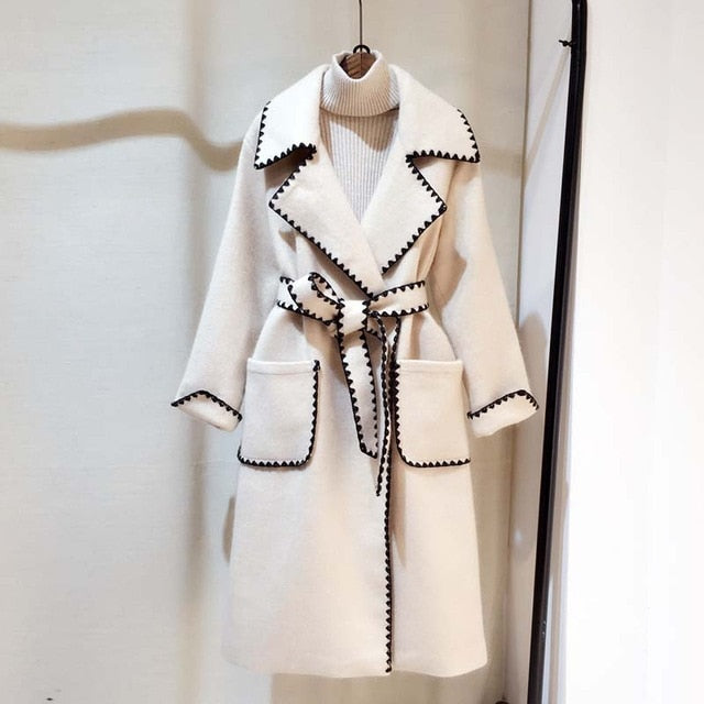 Élégant manteau en laine pour femme avec ceinture