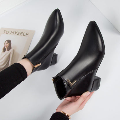 Bottines élégantes en suède à bout pointu et talon carré