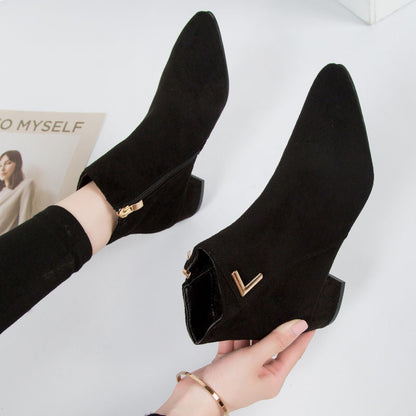 Bottines élégantes en suède à bout pointu et talon carré