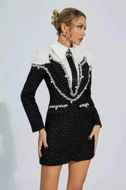 Mini-robe chic en bouclé, cintrée, avec perles et col