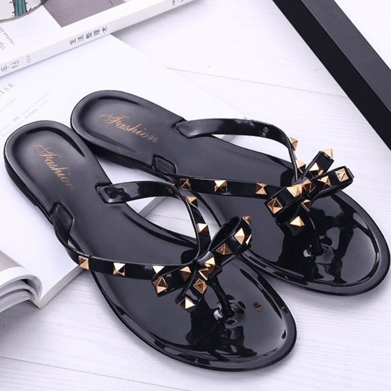 Modische Flip Flops mit Nieten - IdealeKleiden